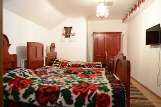 Гостевой дом Pensiunea Casa Traditiilor Ieud Трехместный номер с собственной ванной комнатой-1